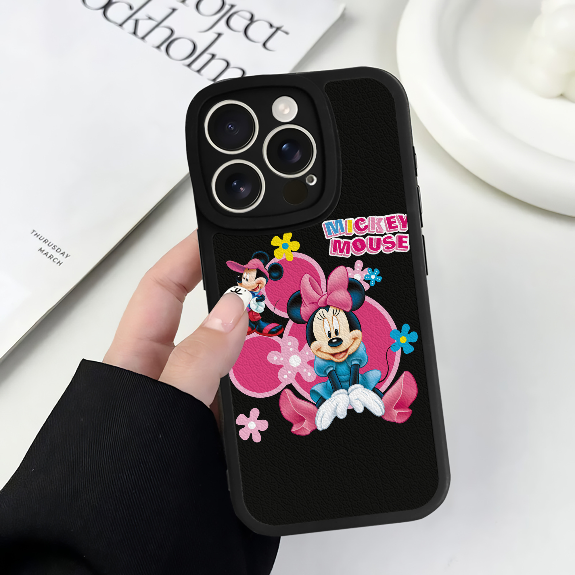 （画像用） ミッキーマウス Mickey Mouse 【iPhone 16シリーズ対応】シリコンスマホケース（レザー調） 材質：シリコン